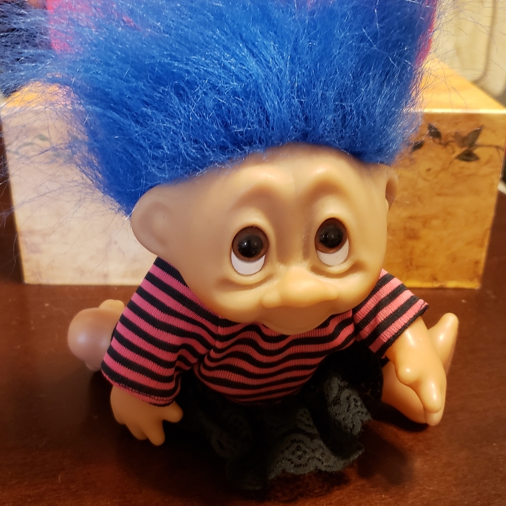 This troll doll can move  So to for Easter - Picture 6 of 12